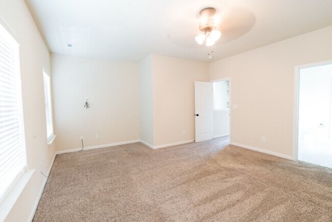 Building Photo - 3 Bedroom 2.5 Bath With Large Backyard
