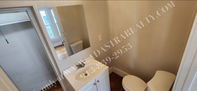 Building Photo - Large 2-story 4 Bed 1.5 Bath Home in Leave...