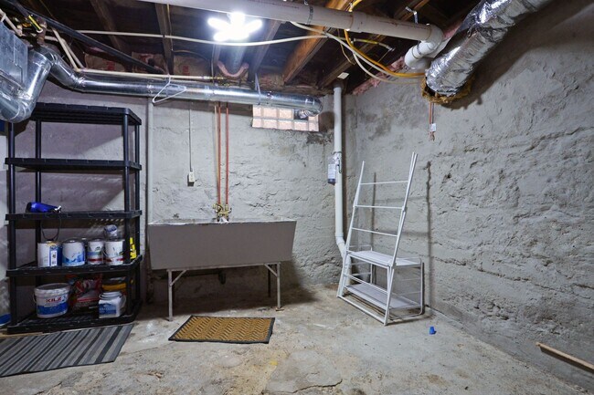 Building Photo - Beautiful 4-Bedroom 2-Bathroom Home in St. Paul!