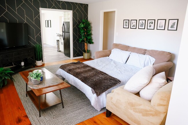 Primary Photo - Spacious 3 Bedroom, 2 Bath Duplex with Att...