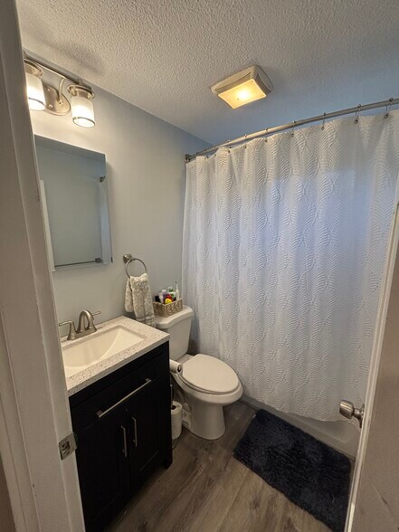 Building Photo - 5 Meadow Ln