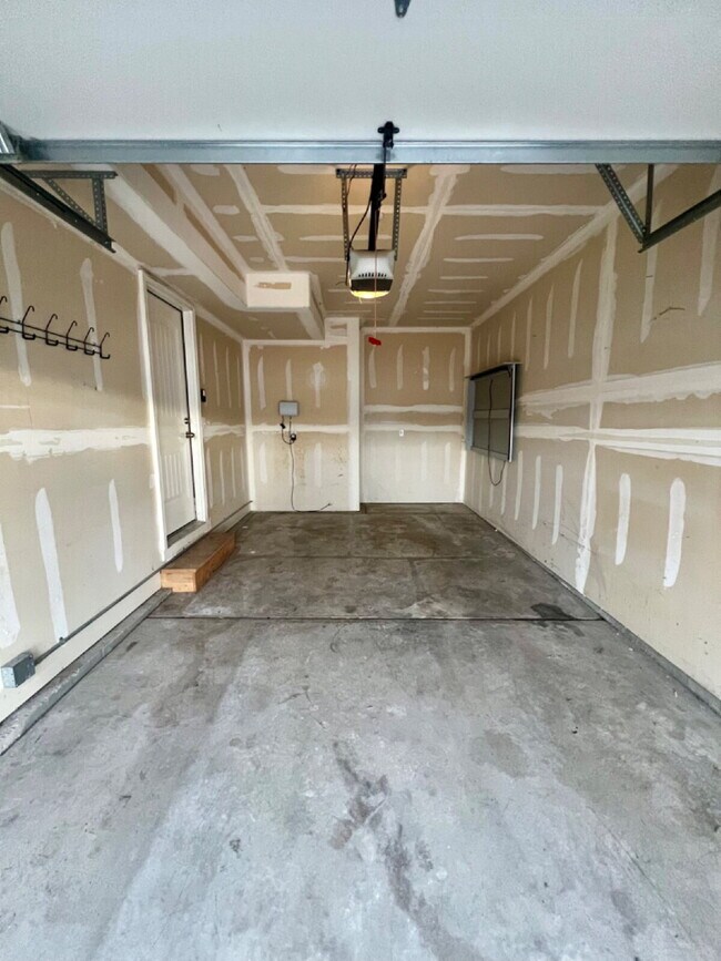 Building Photo - 3 Bedroom Townhome