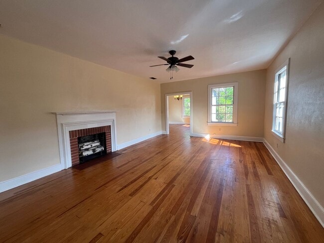 Building Photo - Spacious 3 Bedroom Home • 2,100+ Sq Ft just outside of Live Oak Location