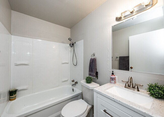 Building Photo - Newly Remodeled 3 Bedroom Home in Central Location