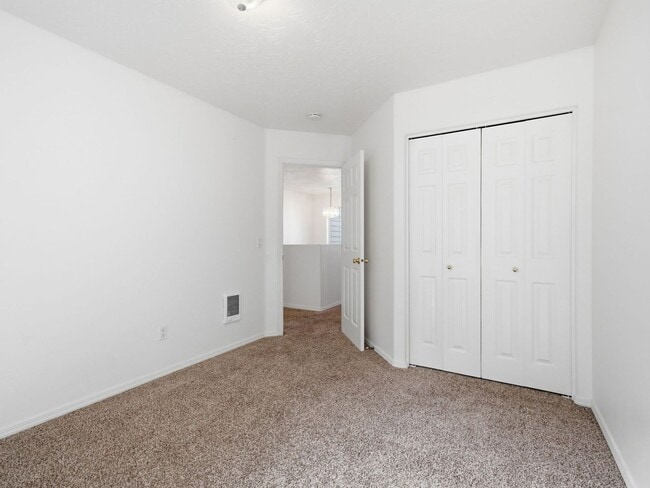 Building Photo - 580 7th Ct