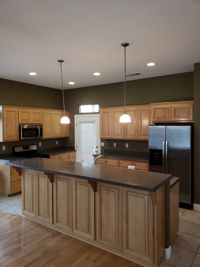 Building Photo - LARGE 3 BED 2 BATH HOUSE IN LAKE CALIFORNIA