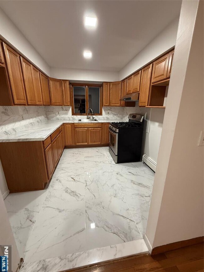 Building Photo - 967 E 23rd St