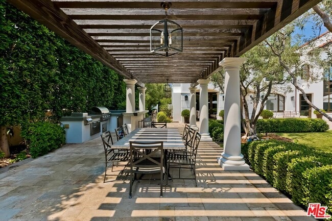Building Photo - 2134 La Mesa Dr