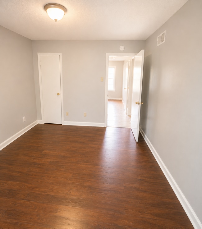 Building Photo - Charming 3 bedroom 1 bath Home - Open To Section 8