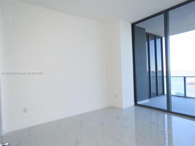 Building Photo - 700 NE 24th St