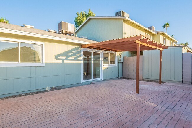 Building Photo - Gated community townhome- fully updated!