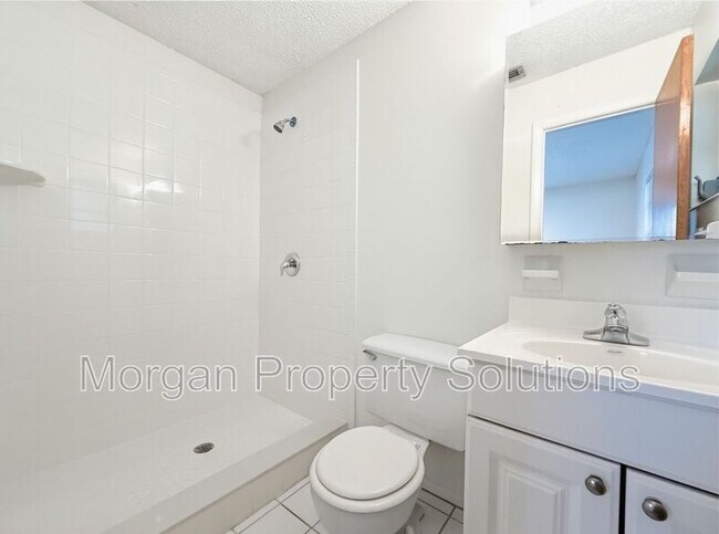 Building Photo - 1221 Poinsettia Ave