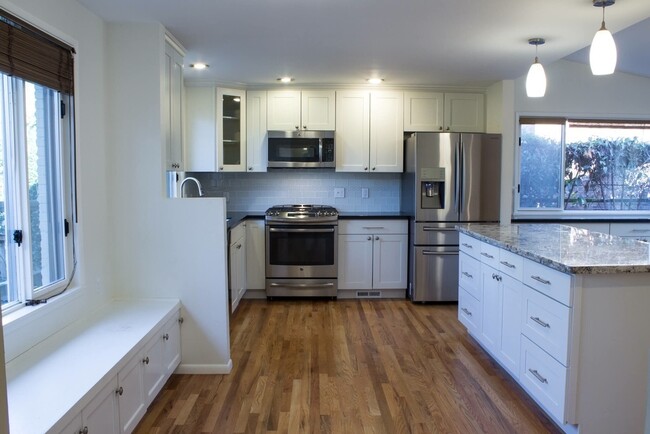 Building Photo - RENOVATED 3 BED MADISON PARK BUNGALOW W EA...