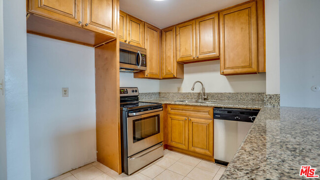 Building Photo - 425 S Kenmore Ave