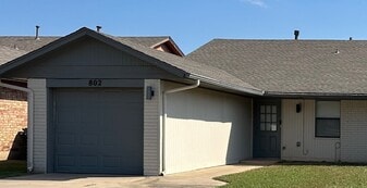Building Photo - 802 Swan Lake Rd