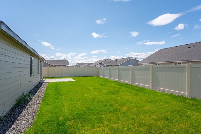 Building Photo - Charming 3 Bedroom Home