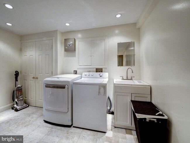 Building Photo - 2242 46th St NW