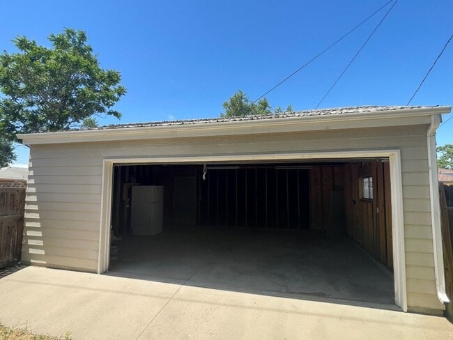 Building Photo - Spacious 3 bed/1 bath w/W/D and 2 car garage