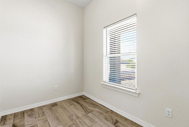 Building Photo - 649 La Entrada Cir