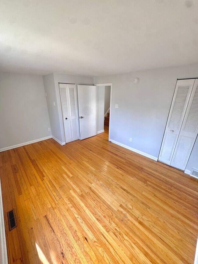 Building Photo - SUPER CLEAN THREE BEDROOM TOWNHOME