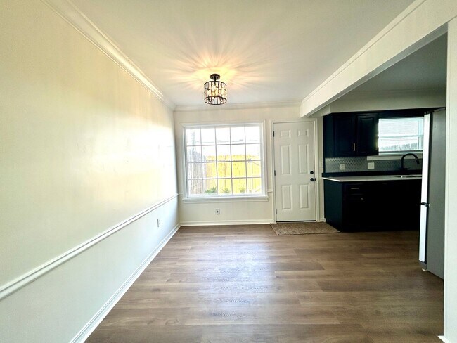 Building Photo - Well appointed 2 bed, 2.5 bath Townhouse Partial Utilities Included!