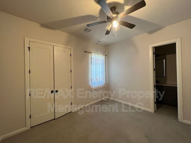 Building Photo - 440 St Claire Dr