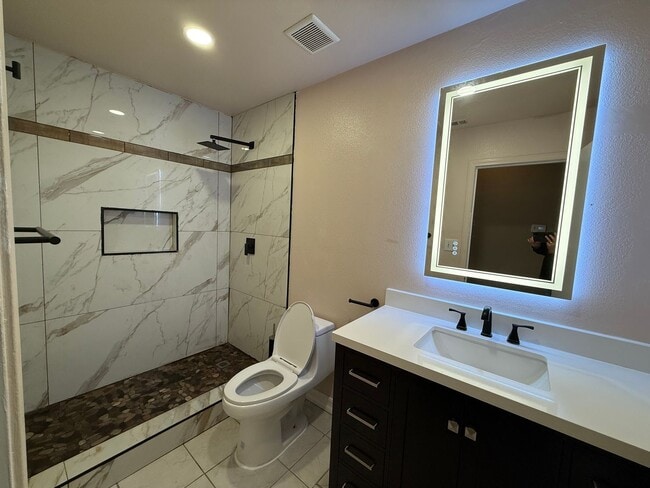 Building Photo - Charming 4-Bedroom Home in Delano!