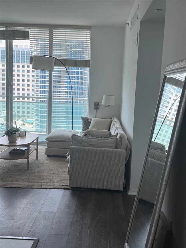 Building Photo - 950 Brickell Bay Dr
