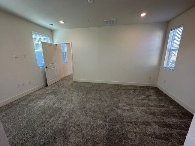 Building Photo - 2056 Marina Dr