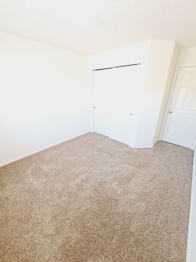 Building Photo - 3 bed 2 bath home in Huning Ranch!