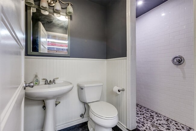 Building Photo - 9551 E Lake Highlands Dr