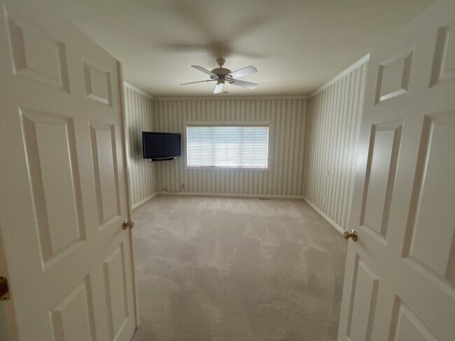 Building Photo - 560 E Maberry Dr