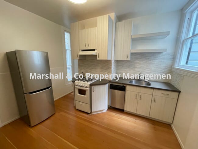 Building Photo - NEW LISTING! BEAUTIFUL REMODELED STUDIO ON...