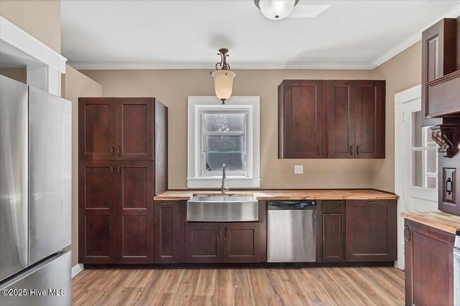 Building Photo - 300 Dogwood Ln