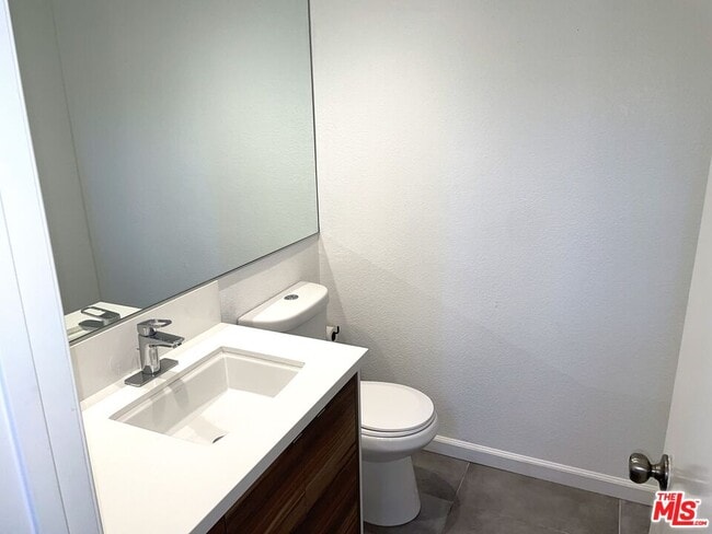 Building Photo - 1083 1/2 W Kensington Rd