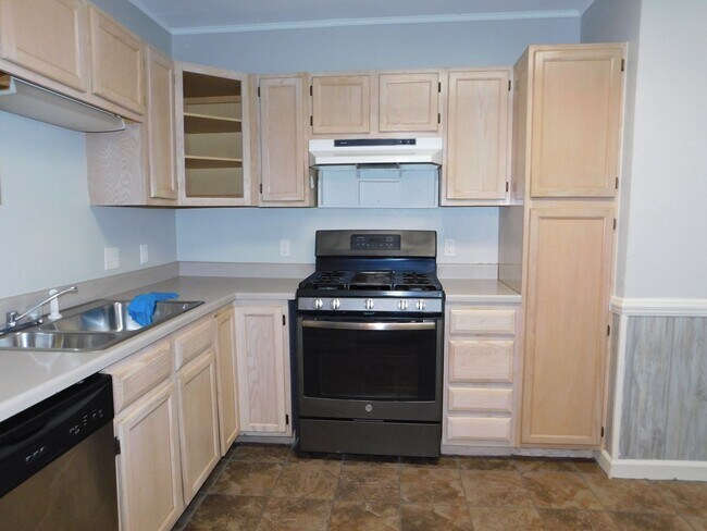 Building Photo - 2 Bed 1.5 Bath Duplex near downtown