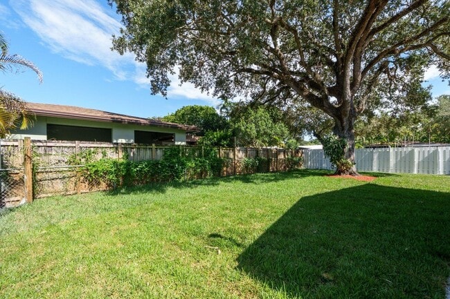 Building Photo - 1121 SW 18th Ct