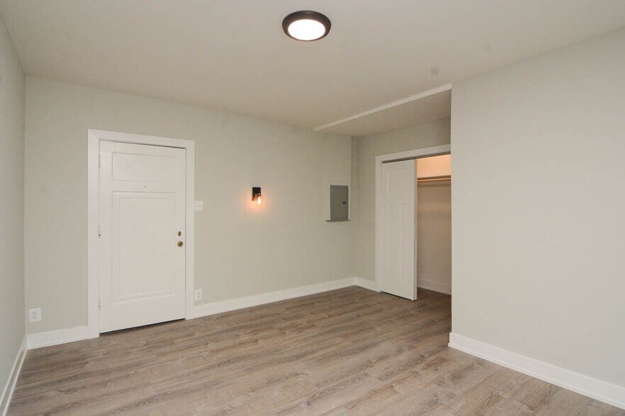 Building Photo - 4349 N Damen Ave