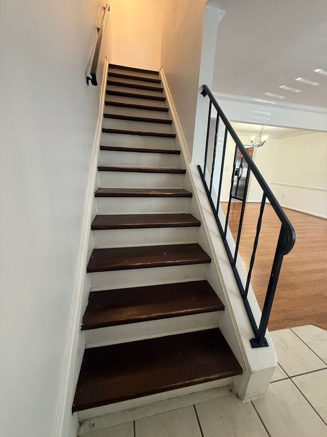 Building Photo - Beautiful 3-Bedroom, 2.5-Bathroom Townhous...