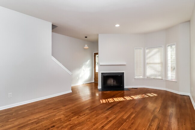 Building Photo - Elegant Townhome