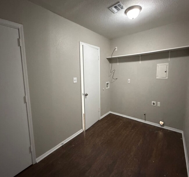 Building Photo - Start the year off in this charming 3 bed, 2 bath Broken Arrow home!