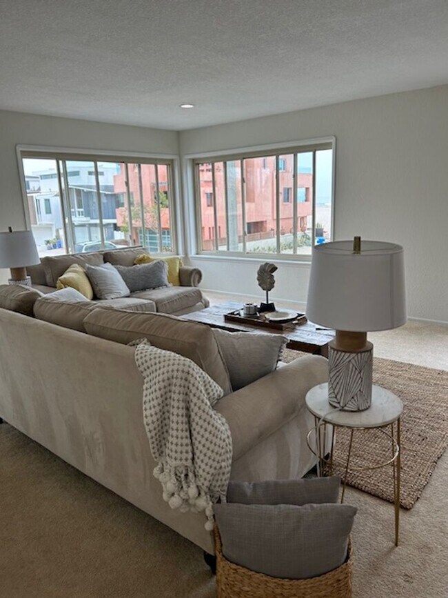 Building Photo - Oxnard Hollywood Beach Duplex