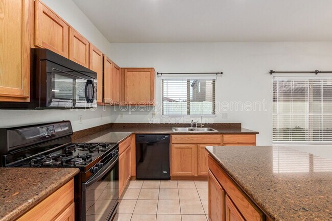 Building Photo - 2644 E Chester Dr