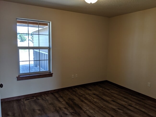 Building Photo - 4 Bed 2 Bath Rancher in Post Falls