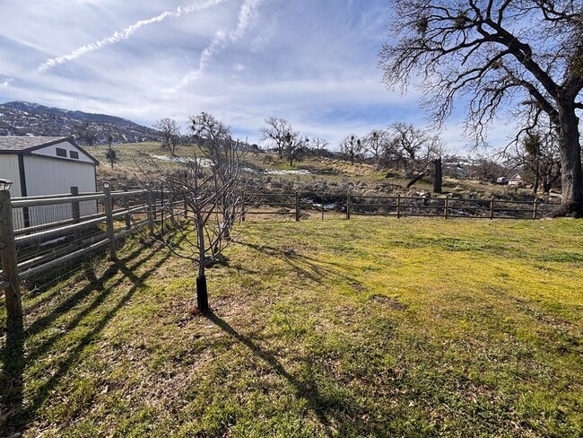 Building Photo - Beautiful Stallion Springs Home With A View!