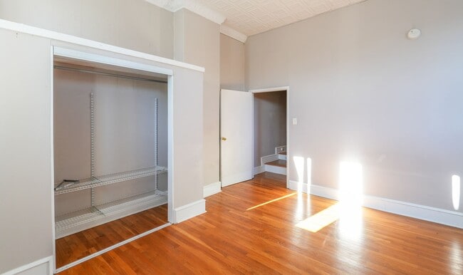 Building Photo - Amazing 1st fl Apt with private entrance and w/d