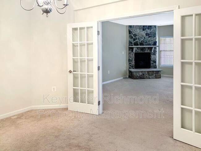Building Photo - 910 Westwood Village Way
