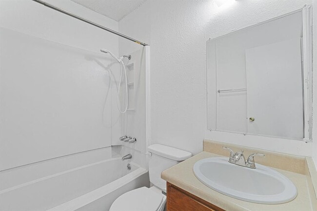 Building Photo - 302 Algerita Dr