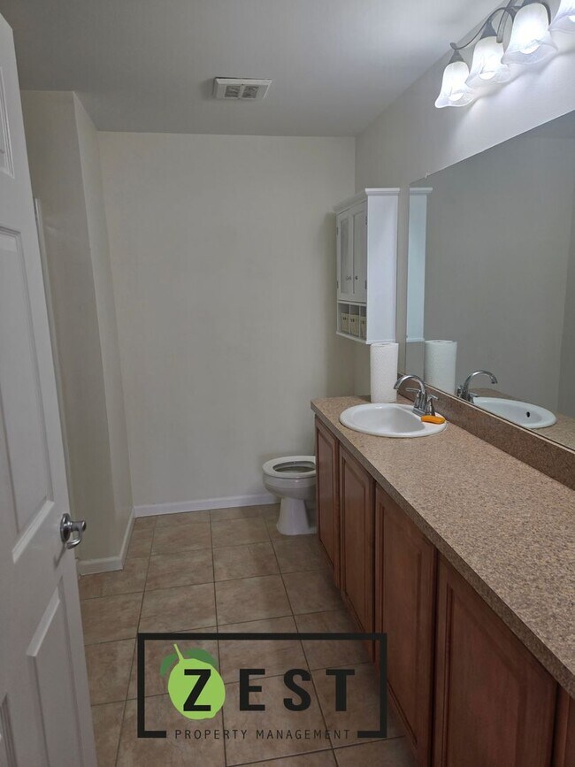 Building Photo - First floor 2 Bed 2 Bath Condo with tons of amenities!