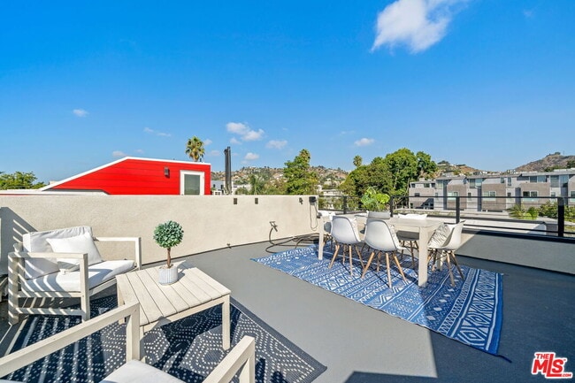 Building Photo - 1204 N Orange Grove Ave